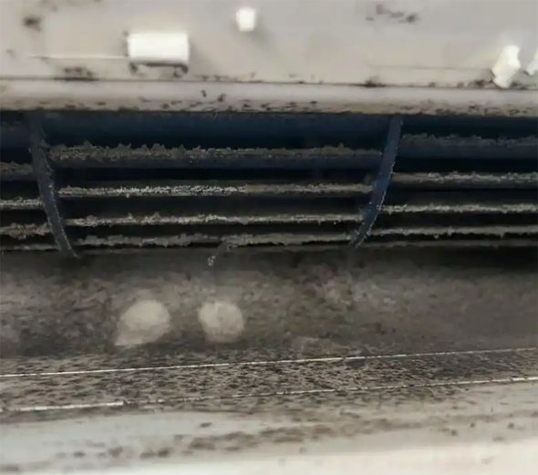 秦淮空调吹的风有股烧焦味是怎么回事